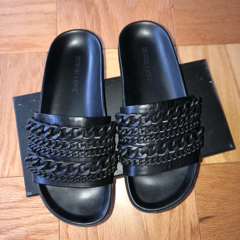 Kendal & Kylie black slides with chain accent